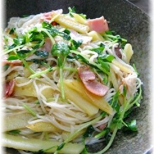 豆苗とじゃがいもとベーコンのそうめんチャンプルー